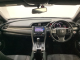 車内は光触媒抗菌消臭施工済です。スタイリッシュなデザインでスポーティなインパネ周りを演出します。グローブボックスやカップホルダーのほかにトレーなどたくさんの収納スペースが付いています。