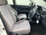 高いホールド性で運転姿勢が安定します。長距離ドライブでも疲れにくいのが魅力です。快適なドライビングライフをお送りください♪