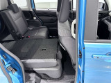 シートバックは左右独立してルラット収納が出来、荷室の広さを変える事が出来ます!