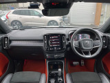 日本カーオブザイヤー受賞のXC40が入庫しました!高音質サウンドを標準装備や安全機能や快適装備も充実しております!内装はオレンジカーペットでお洒落な内装♪ぜひご覧ください!