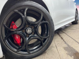 ●純正18インチアルミホイール:輸入車ならではの卓越した走りを支えるホイールと足回りです!日本車の走りに慣れている方にもぜひ体感して頂きたいほど、高いレベルでまとまっています!