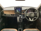 車内は光触媒抗菌消臭施工済です。インパネ周りはスタイリッシュなデザインで機能や装備も充実しています。グローブボックスやカップホルダーのほかにトレーなどたくさんの収納スペースが付いています。