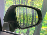 【ブラインドスポットモニター】走行中、ドアミラーの死角になりやすい箇所に後続車が接近するとサイドミラーのレンズに警告を表示!ドライバーに注意喚起をしてくれます。