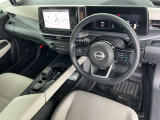 アダプティブタイプのオートクルーズです。車線中央付近を走行するようにステアリングを制御し、運転者のハンドル操作を支援します。