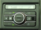 オートエアコンを装備しておりますので、四季を通じて車内を快適な温度に保つことが出来ます!高級感が有りますね!