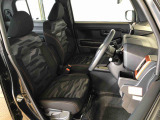 運転席の座面高さを調整できるシートリフターが付いています。
