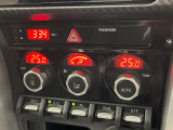 【左右独立型フルオートエアコン】運転席と助手席でそれぞれお好みの温度に設定可能。同乗者にも配慮した、快適な空調をお届け致します。