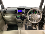 車内は光触媒抗菌消臭施工済です。インパネ周りはスタイリッシュなデザインで機能や装備も充実しています。グローブボックスやカップホルダーのほかにトレーなどたくさんの収納スペースが付いています。