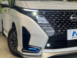 【LEDヘッドライト】悪天候や夜間走行時も良好な視界を確保し安心して運転できる高輝度LEDヘッドライトを装備!点灯速度が早く、消費電力も抑えられています。