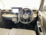 運転席まわりです。 各操作スイッチは使いやすい位置に配置されてます。