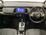 車内は光触媒抗菌消臭施工済です。スタイリッシュなデザインでスポーティなインパネ周りを演出します。グローブボックスやカップホルダーのほかにトレーなどたくさんの収納スペースが付いています。