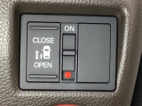 左側電動スライドドアは運転席からでも操作ができるように、ハンドル付近に開閉の操作スイッチが付いています。