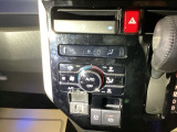オートエアコンで、毎日のドライブを快適に。温度、風量を自動で調整し、理想的な車内環境を提供します。