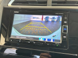リバースギアに入れるだけで後方の表示へ切り替わります。夜間や雨の日の駐車も楽になりますよ。