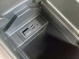 センターコンソール内にUSB端子2個&AUXミニジャック1個 ミュージックプレーヤー接続でお気に入りの音楽を楽しむことが出来ます♪USB端子接続で可能な端末充電を同時に2個行うことが出来ます。