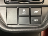ハンドルの右下にHondaセンシング用のVSA解除スイッチとパワーテールゲートスイッチがついています。パワーテールゲートスイッチは車内からでもテールゲートの開け閉めを電動でできます。