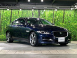 前方を走る車のルームミラーに映った時に一目でJAGUARと判るインパクトのあるデザイン。また、ヘッドライトのJブレードから後方にまで流れる彫刻的なデザインがジャガーの魅力です!