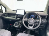 運転席まわりです。 各操作スイッチは使いやすい位置に配置されてます。