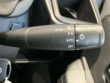 車外の明るさに応じでライトを点灯、消灯してくれるオートライト機能です☆お天気の良い昼間のトンネル走行などオートにしてると便利で安心です☆エンジン停止時にライトの消し忘れも無くなります☆
