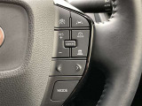 前方の車との車間を設定し、スピードを上げたり緩めたりを自動で行ってくれる追尾式の「レーダークルーズ」。上級装備の一つです!高級車にしかつかない嬉しい機能です。