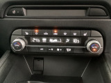 温度の設定のみで快適な風量やモードなどを自動調整してくれるフルオートエアコンを装備!
