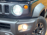 【LEDヘッドライト】悪天候や夜間走行時も良好な視界を確保し安心して運転できる高輝度LEDヘッドライトを装備!点灯速度が早く、消費電力も抑えられています。