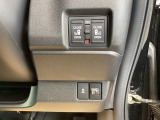 パワースライドドアの開閉はスマートキーのリモコンやドアノブは勿論、運転席側のスイッチ操作でも開閉ができ、安全・簡単です。