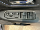 電動格納式リモコンドアミラーと、パワーウィンドウスイッチ等は運転席ドアにあります。
