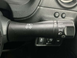 【オートライト】車のセンサーが周囲の明るさを感知し、自動でヘッドライトを点灯・消灯する機能です。この機能は夕暮れ時の交通事故が多い時間帯の安全性を高めてくれます。