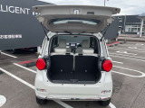 バックドアは大きく開きます。定員乗車時でも十分広いラゲッジスペースを確保しています