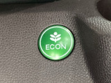 ECON モードをON にするとアクセルペダルの動きに対するエンジンの反応とエアコンの制御を切り換えることで、燃費のいい運転をするドライバーがペダルを踏んだ時と同じようにエンジンを制御します。