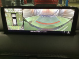 狭い場所での駐車やすれ違いなどでより的確な運転操作に役立つ360&deg;ビューモニターが装備されています。