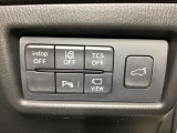 荷物などで両手が塞がっている状態でも、足の動きを感知してスムーズにリアゲートの開閉ができる、ハンズフリー機能付きパワーリフトゲートを装備しています。