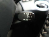 高速道路などで一定速度のクルージングに便利なクルーズコントロール。