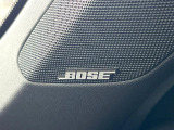 【BOSEサウンドシステム】メーカーオプションの高品位サウンドシステムを搭載。専用のチューニングが施された大小様々なスピーカーから良質なサウンドが奏でられ、臨場感あふれる音響空間を演出します。