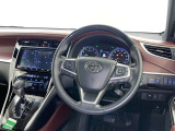 運転席まわりです。 各操作スイッチは使いやすい位置に配置されてます。
