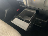 グローブボックスと引出し式のインストスライドボックス、収納もたくさんあり、便利です。