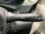 車外の明るさに応じでライトを点灯、消灯してくれるオートライト機能です☆お天気の良い昼間のトンネル走行などオートにしてると便利で安心です☆エンジン停止時にライトの消し忘れも無くなります☆