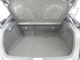 広く開口部の大きいラッゲージルームは、荷物の出し入れも楽です。トノカバーがあるのでプライバシーも守られますね。