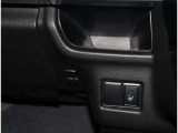 夜間走行でも安心のLEDへッッドライト搭載車です。とても明るく白い光で照らします。この装備も人気のアイテムですね