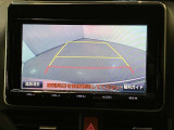 バックガイドモニターで、後方を確認しながら安心して駐車することができます。運転初心者も熟練者も必須の機能ですよ!