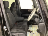 女性でも運転がしやすいように、シートの高さ調整機能(シートリフター)がついています。運転席と助手席の間が空いている為、助手席側への移動がスムーズです。交通量の多い道でも助手席側から乗り降りができます。