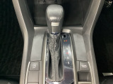 CVT車のセレクトレバーです。低速から高速まで、変速ショックのないスムーズな走りを実現するとともに、エンジン効率のよい領域を維持することで燃費にも貢献します。