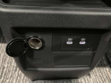 USB電源ソケット(タイプC x2)や、シガーソケットが前席中央にあり、便利に使えます☆
