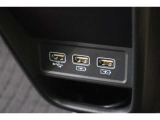 USBオーディオ用ソケットがついていますので携帯電話などを接続すれば音楽等の再生が可能です!充電用ソケットもございます!