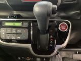 CVT車のセレクトレバーです。低速から高速まで、変速ショックのないスムーズな走りを実現するとともに、エンジン効率のよい領域を維持することで燃費にも貢献します。
