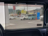 日差しが眩しい時などに引き上げるだけ!内蔵されているので窓を開閉しても巻き込まれないです!