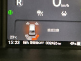 パーキングセンサーシステムは走行中に障害物が迫ると音と表示でお知らせ、低速走行時時の安心感を高めます