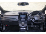 操作性に優れた運転席となります!小物入れや各ボタンの配置にこだわり、使いやすいです!座り心地もよく視認性も良好なのでロングドライブもお任せ下さい!