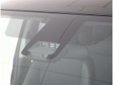 サポカーSとは、衝突被害軽減ブレーキに加えて、高齢者に多いと言われている踏み間違い事故防止をサポートする機能です。詳しくは販売店スタッフまでおたずねください。